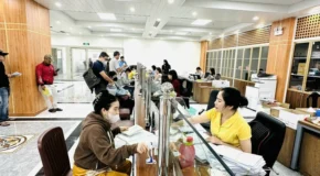 Người lao động làm thủ tục tại BHXH TPHCM