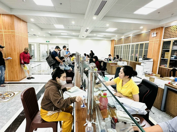 Người lao động làm thủ tục tại BHXH TPHCM