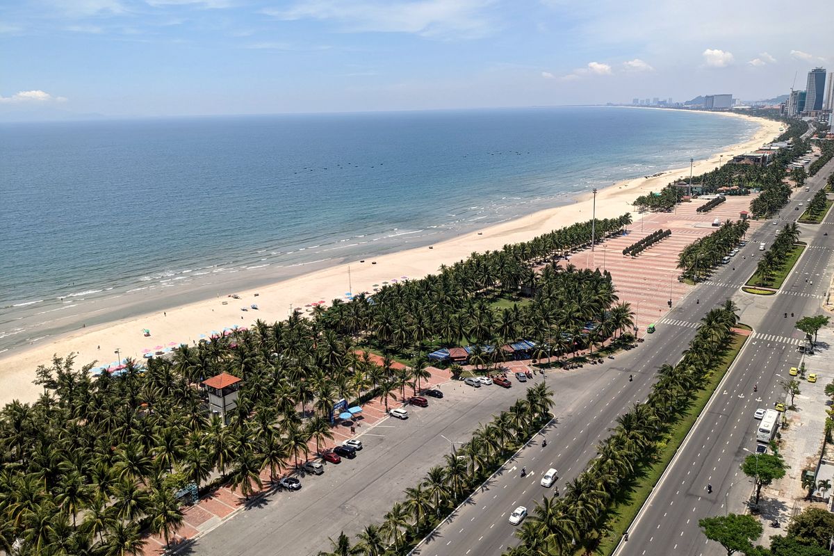 Bờ biển Mỹ Khê Đà Nẵng nhìn từ trên cao với cát trắng, hàng dừa và đường ven biển