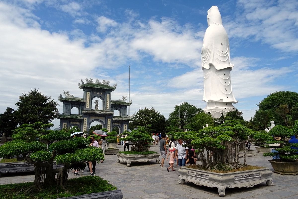 Tượng Phật Bà Quan Âm trắng và sân chùa Linh Ứng trên bán đảo Sơn Trà, Đà Nẵng