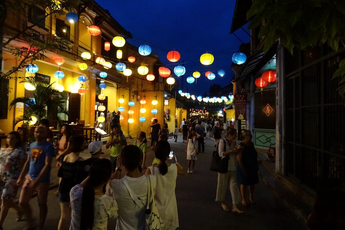 Phố cổ Hội An về đêm với những dãy đèn lồng nhiều màu treo trên phố