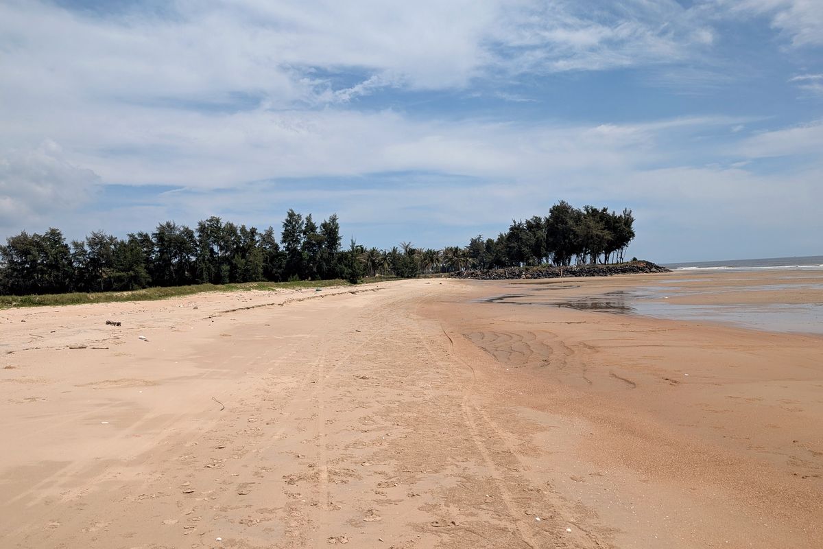 Bãi biển Hồ Tràm cát mịn trải dài, hàng cây xanh chạy dọc bờ