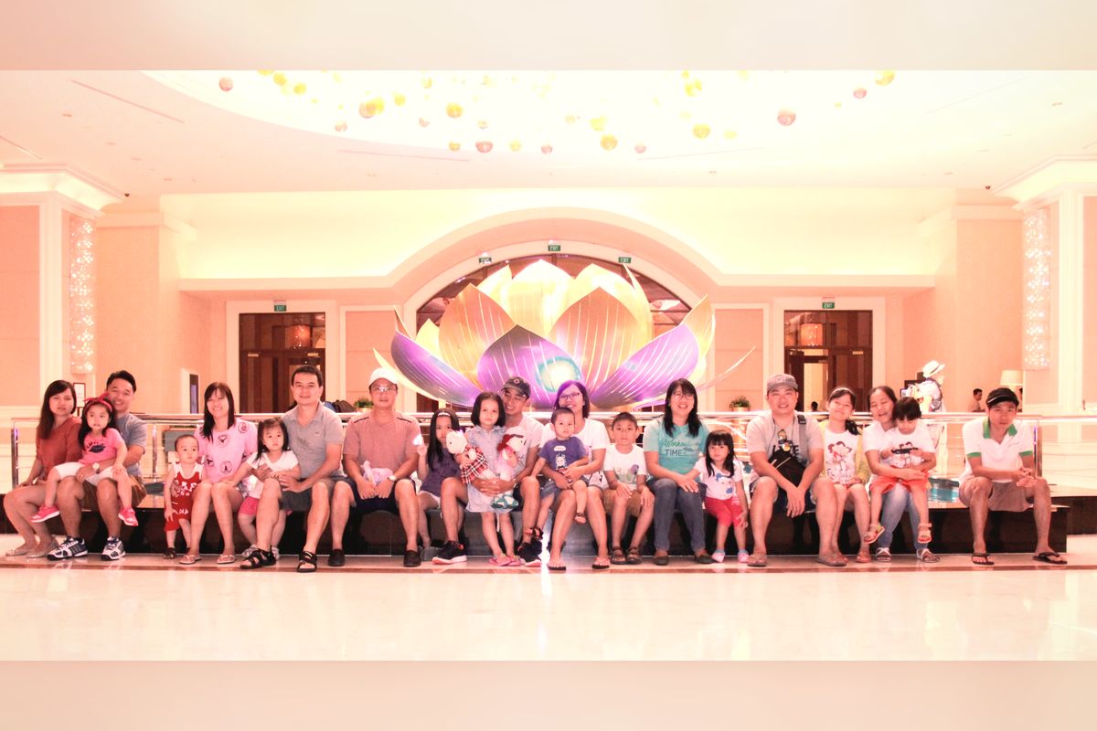 Đoàn Sài Gòn Tâm Điểm cùng các gia đình và trẻ nhỏ ngồi chụp ảnh tại sảnh The Grand Hồ Tràm