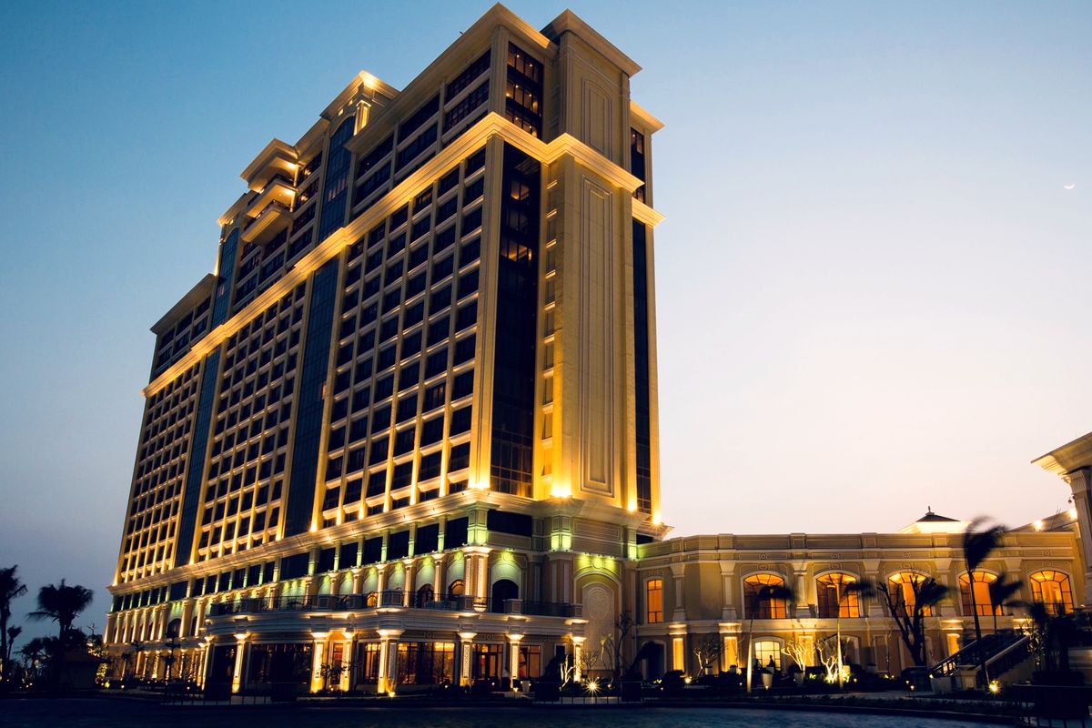 Toà nhà The Grand Hồ Tràm rực sáng đèn vàng lúc chạng vạng