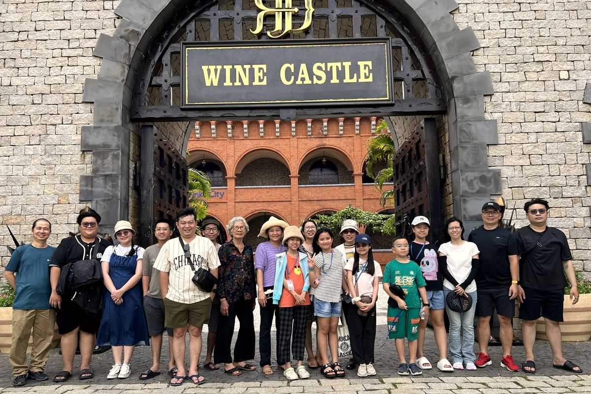 Đoàn Sài Gòn Tâm Điểm và người thân chụp ảnh trước cổng Wine Castle, lâu đài rượu vang Phan Thiết