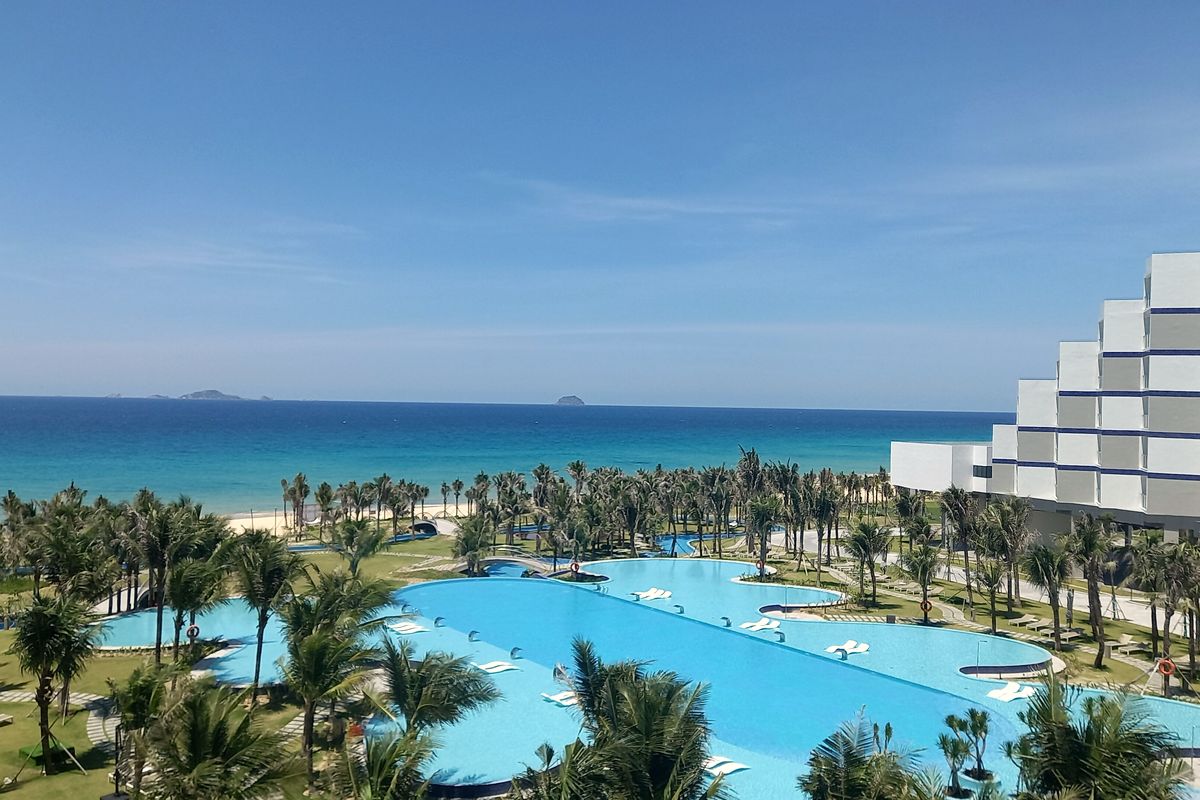 Khu nghỉ dưỡng với hồ bơi dài chạy song song bờ biển xanh Cam Ranh
