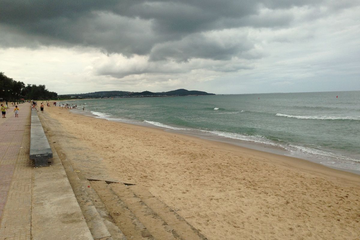 Bãi biển Phan Thiết cát vàng trải dài, bờ kè và hàng cây xanh